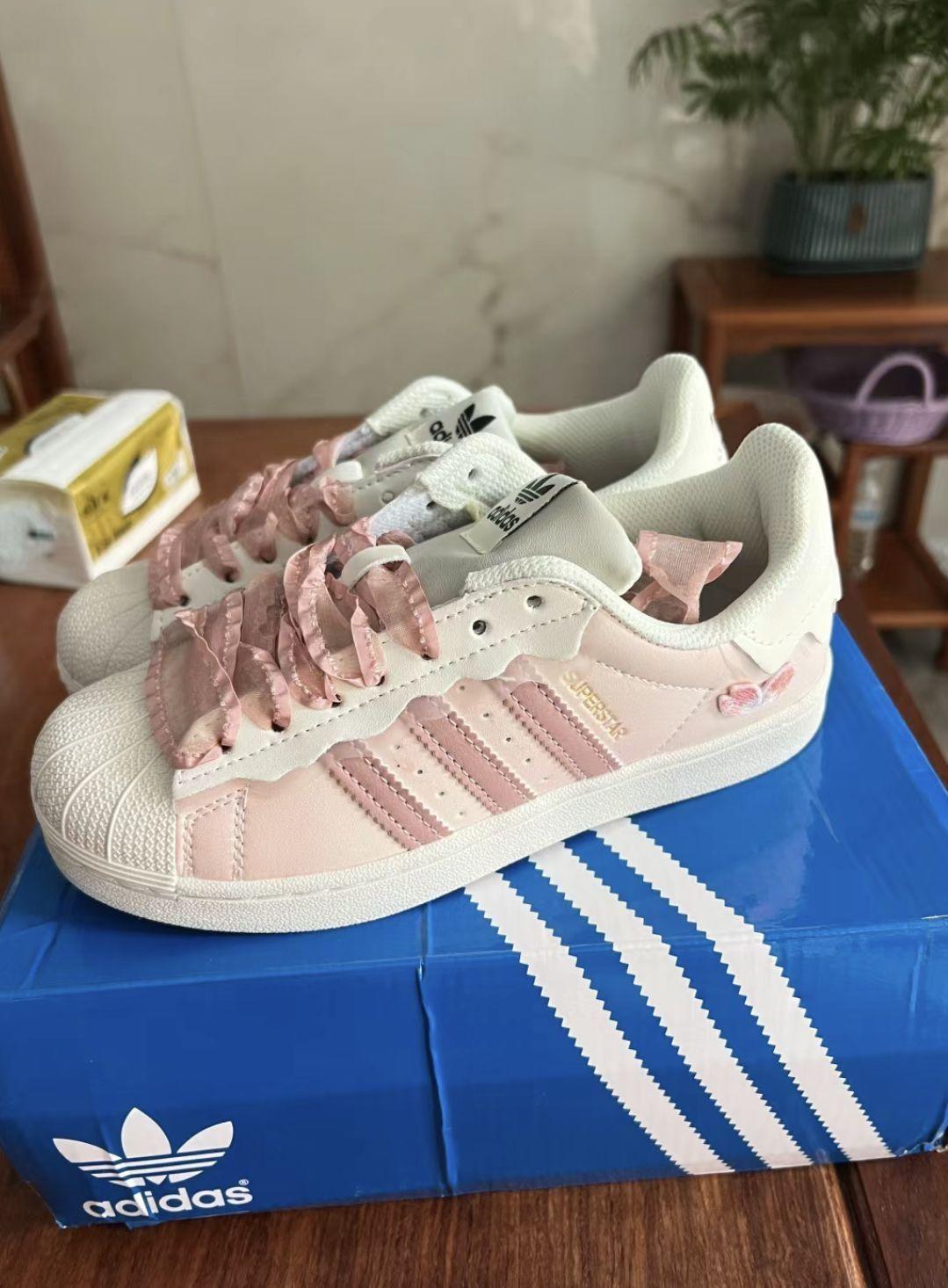 200十假期穿上“Pink尽管撒野”Adidas粉色板鞋
